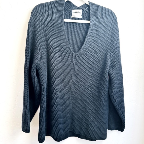 Urban Outfitters V- Neck Sweater Size S - Picture 1 of 8